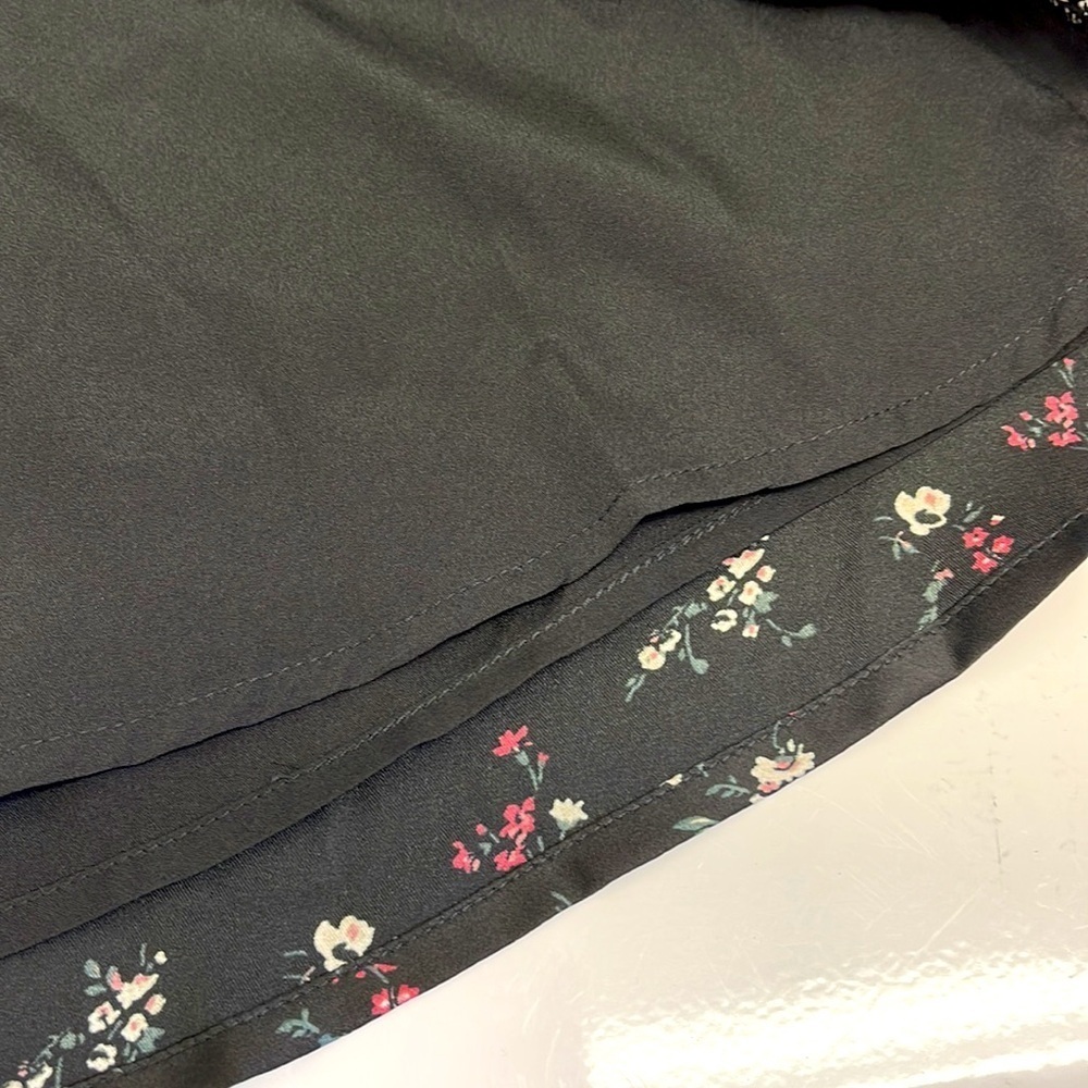 Hollister Ultra High Rise Black and Floral Mini Skirt Size Small - Picture 3 of 5